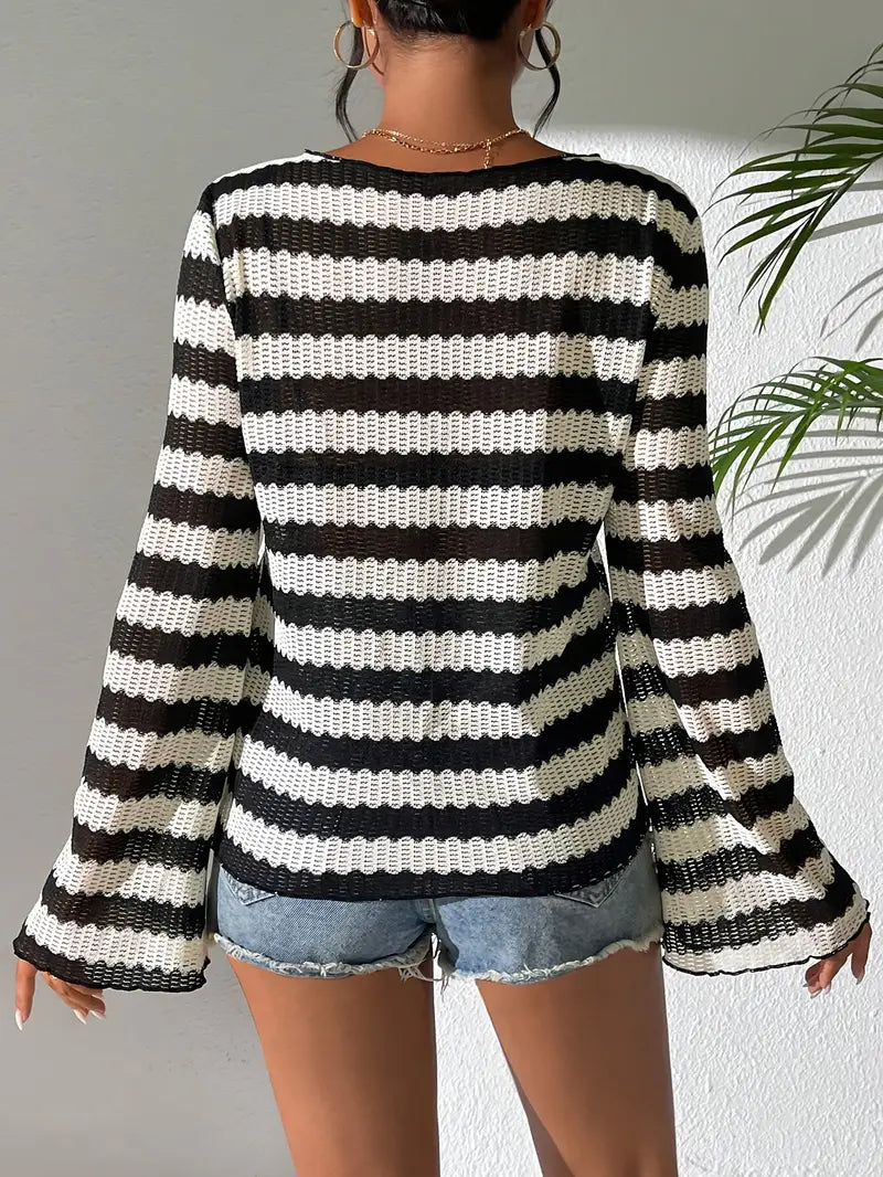Dana | Elegantes gestreiftes T-Shirt mit Ausschnitt und Glockenärmeln für Frauen