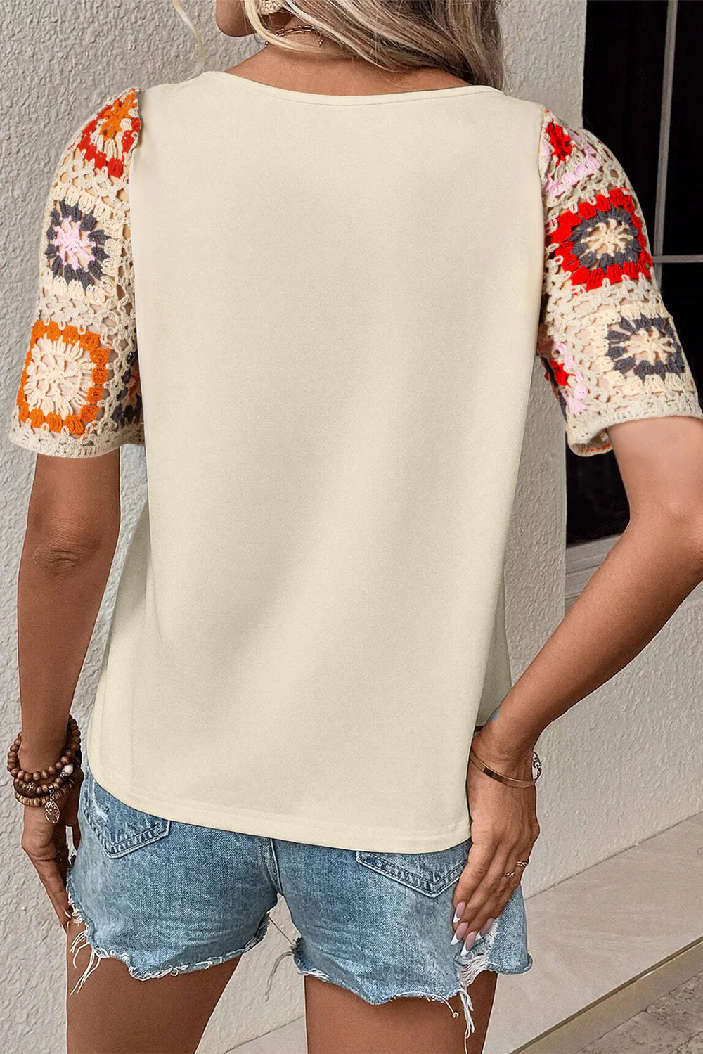 Nerelith – Stilvolles Patchwork-T-Shirt mit Häkelärmeln