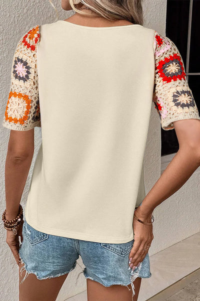 Nerelith – Stilvolles Patchwork-T-Shirt mit Häkelärmeln