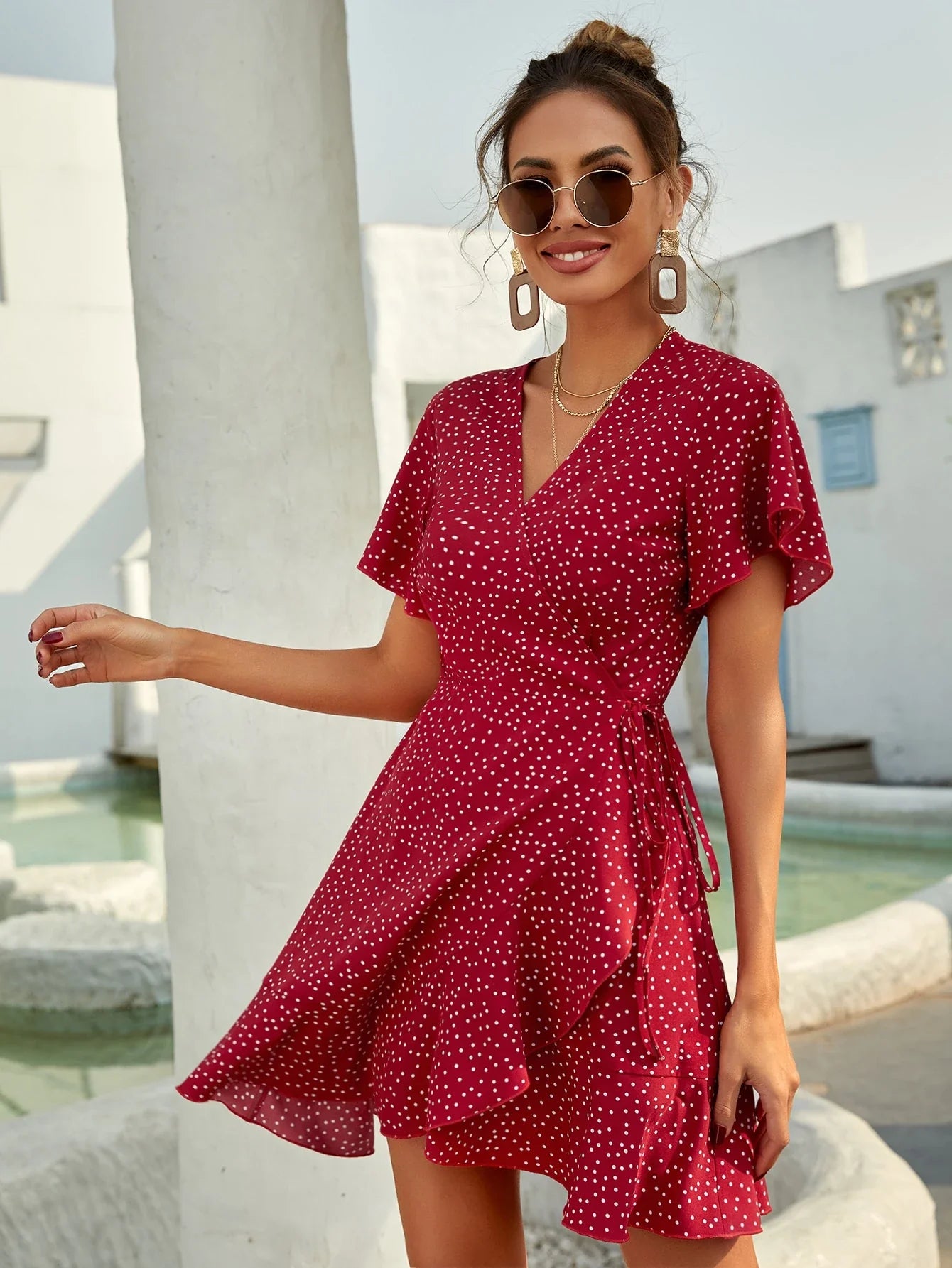 Rotes Wickelkleid mit Punkten – Sommerliches Kurzkleid mit Volants