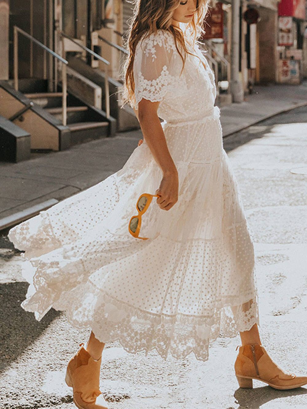 Hikari Elegantes Midikleid mit V Ausschnitt und Spitzen Details