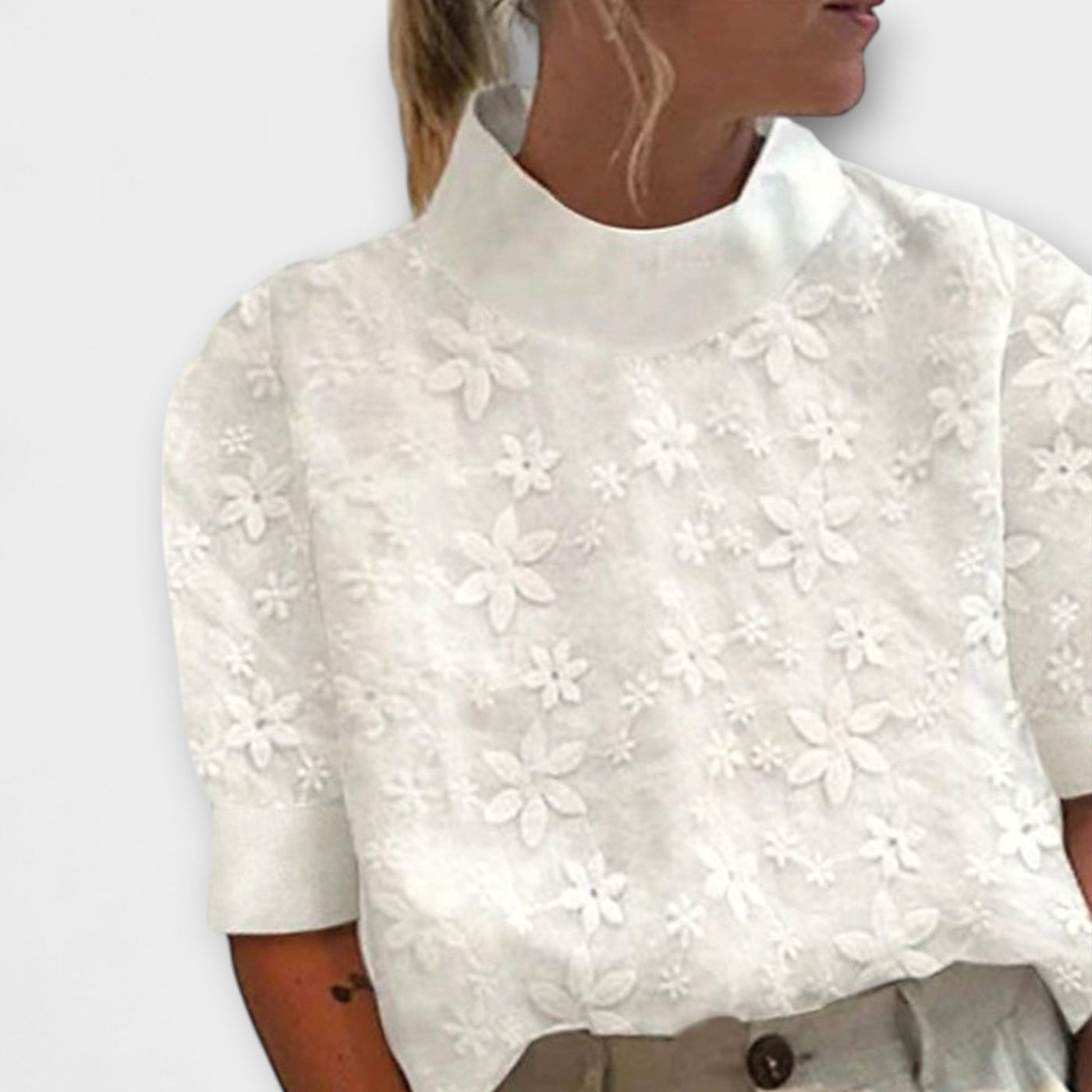 Leni – Florale Strukturbluse mit Stehkragen