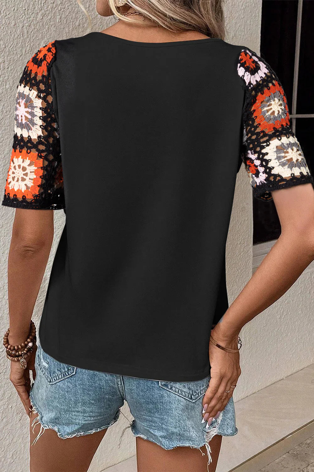 Nerelith – Stilvolles Patchwork-T-Shirt mit Häkelärmeln