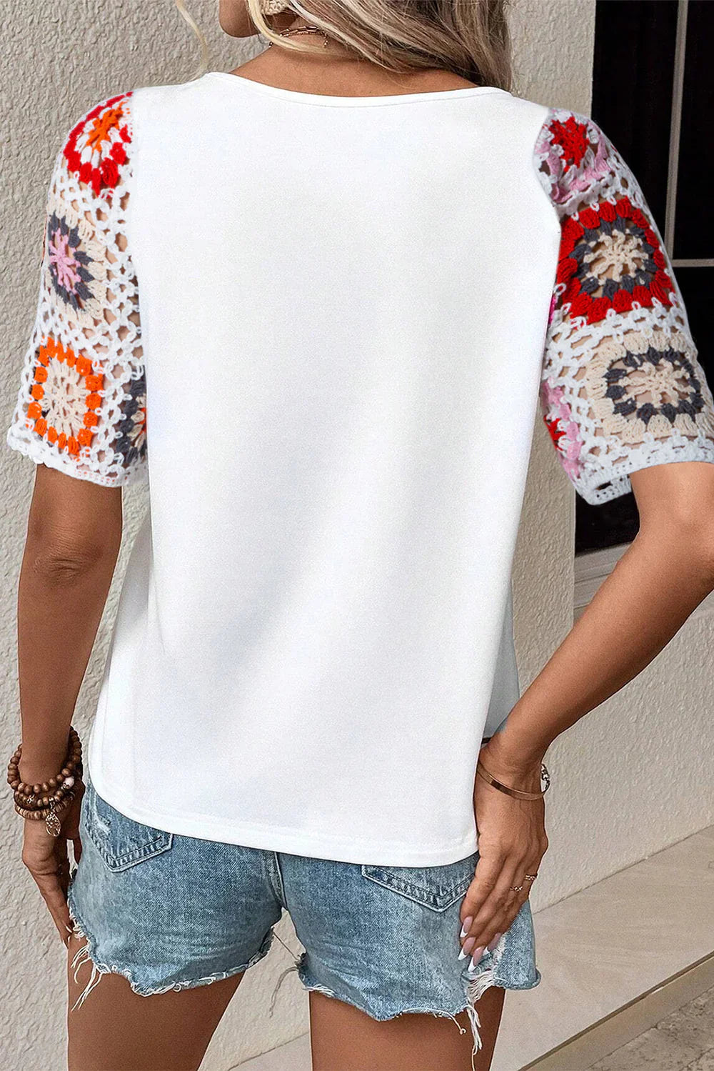 Nerelith – Stilvolles Patchwork-T-Shirt mit Häkelärmeln