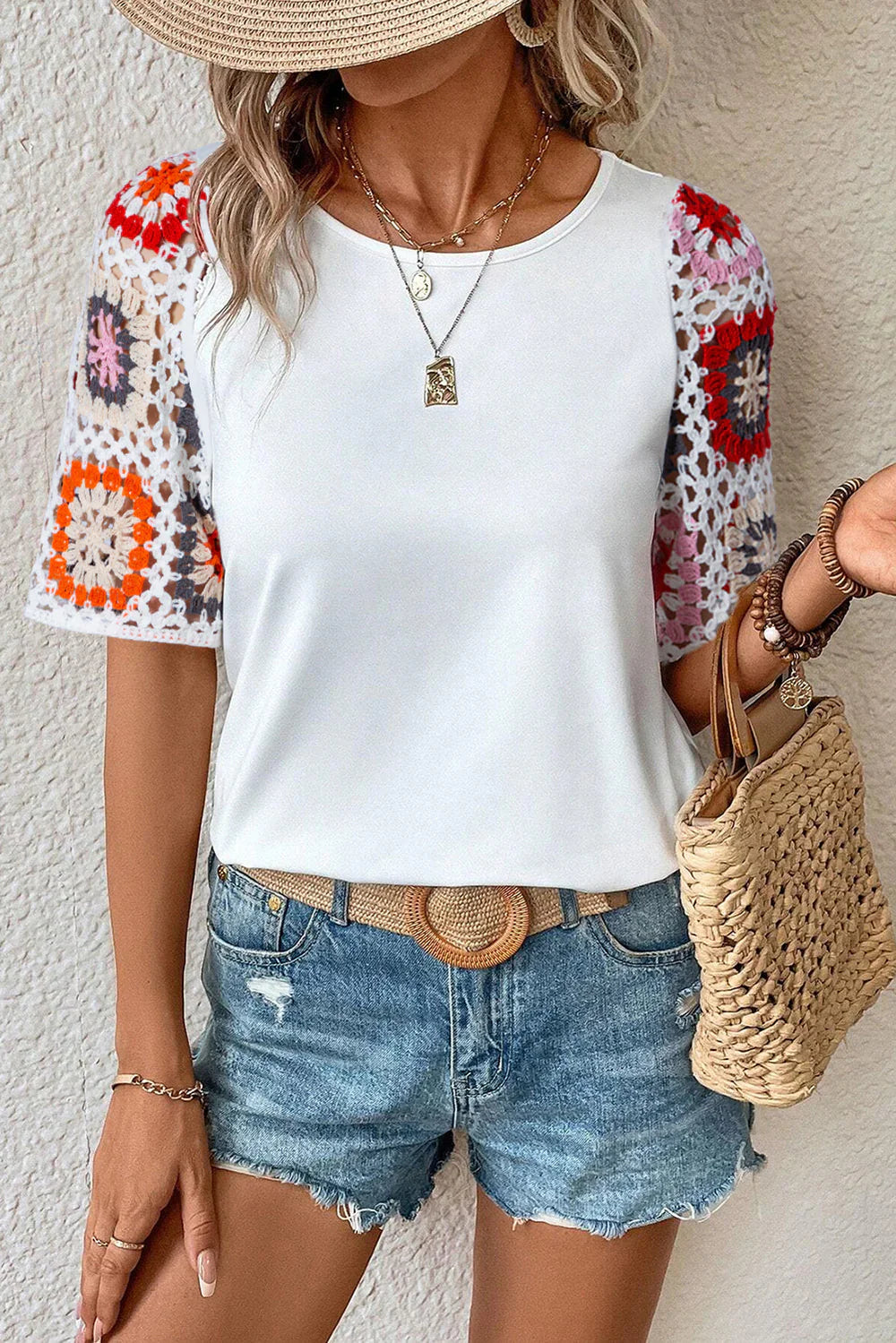 Nerelith – Stilvolles Patchwork-T-Shirt mit Häkelärmeln