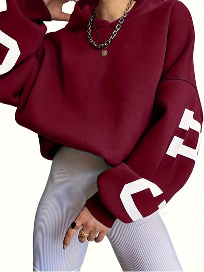 Emilia® | Übergroßer Kapuzenpullover mit Buchstaben-Print und überschnittener Schulter