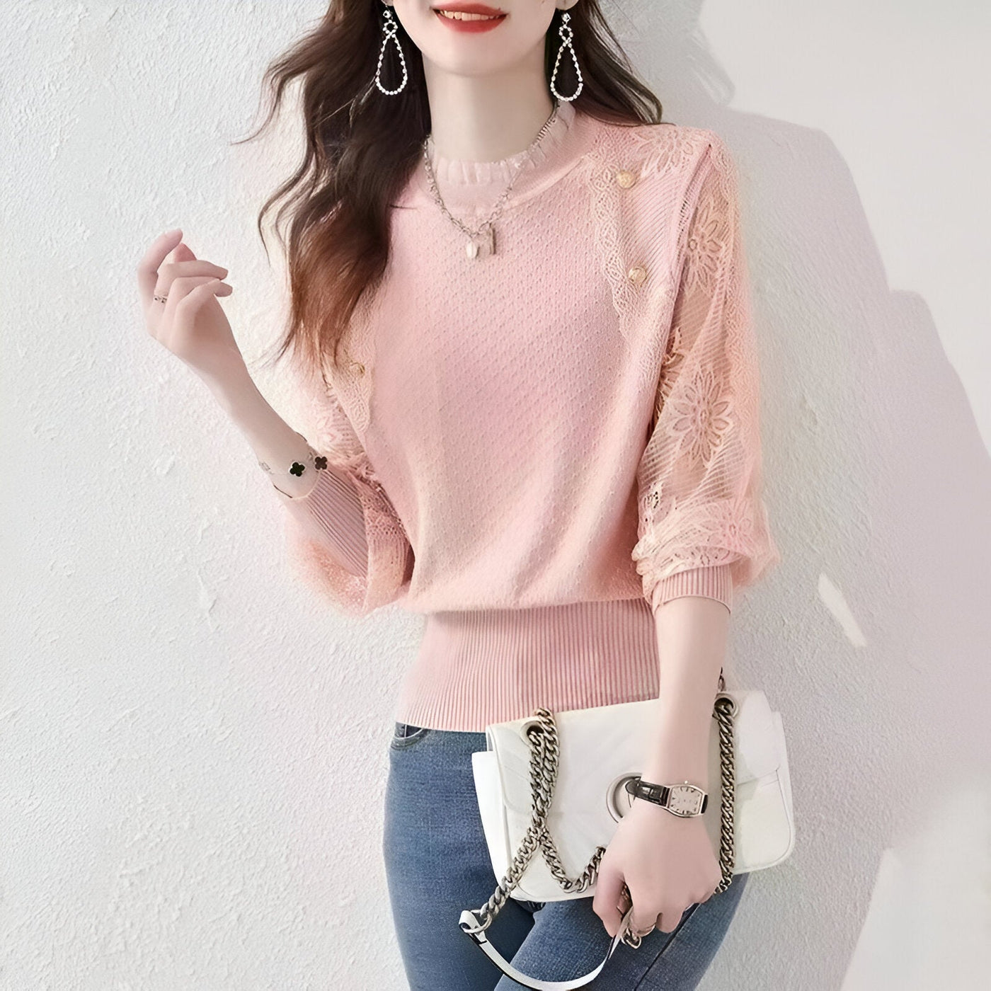 April | Strickpullover mit Spitzenärmeln