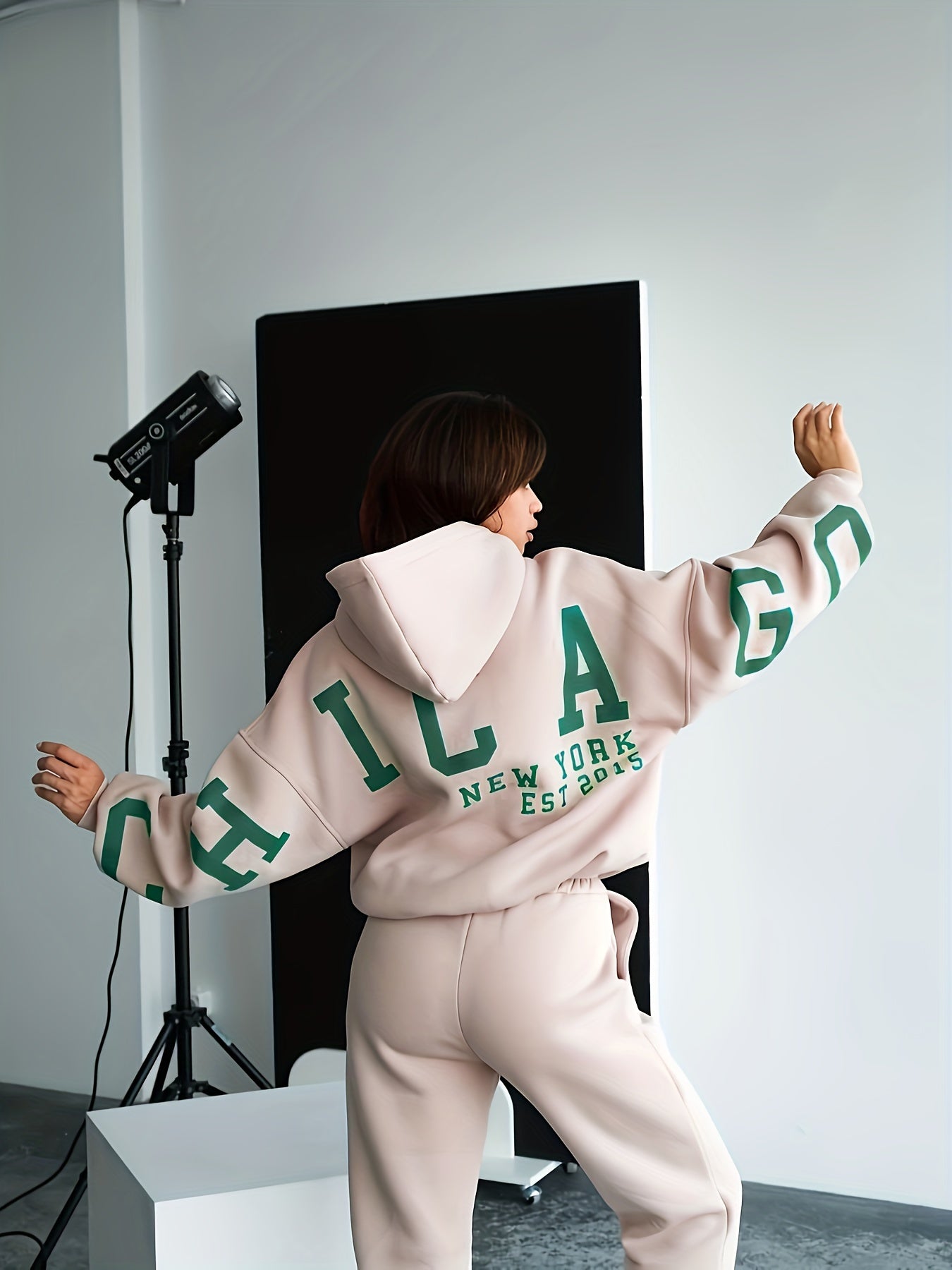 Emilia® | Übergroßer Kapuzenpullover mit Buchstaben-Print und überschnittener Schulter
