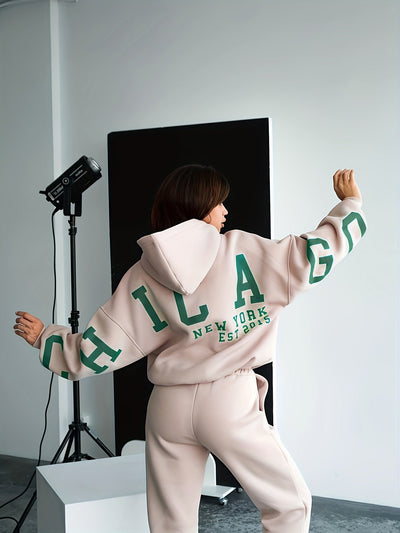 Emilia® | Übergroßer Kapuzenpullover mit Buchstaben-Print und überschnittener Schulter