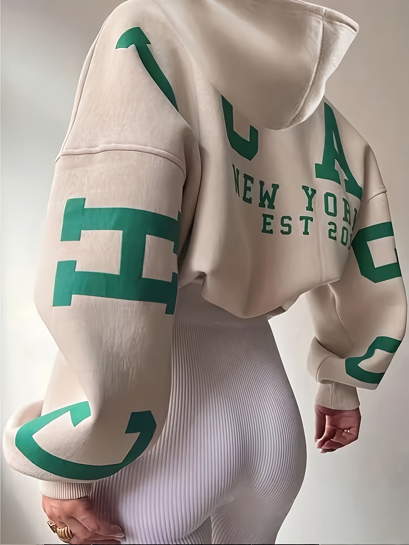 Emilia® | Übergroßer Kapuzenpullover mit Buchstaben-Print und überschnittener Schulter