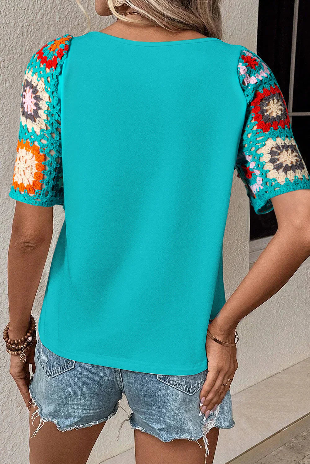 Nerelith – Stilvolles Patchwork-T-Shirt mit Häkelärmeln