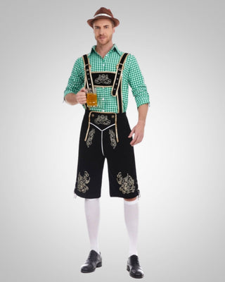 Grünes Oberteil + Schwarze Hose + Brauner Hut
