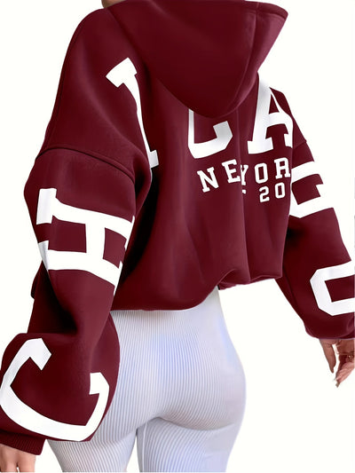 Emilia® | Übergroßer Kapuzenpullover mit Buchstaben-Print und überschnittener Schulter