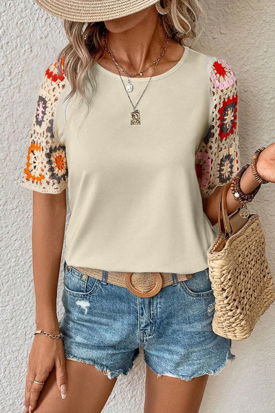 Nerelith – Stilvolles Patchwork-T-Shirt mit Häkelärmeln
