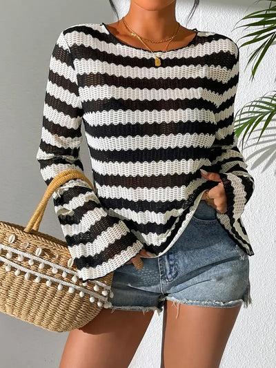Dana | Elegantes gestreiftes T-Shirt mit Ausschnitt und Glockenärmeln für Frauen