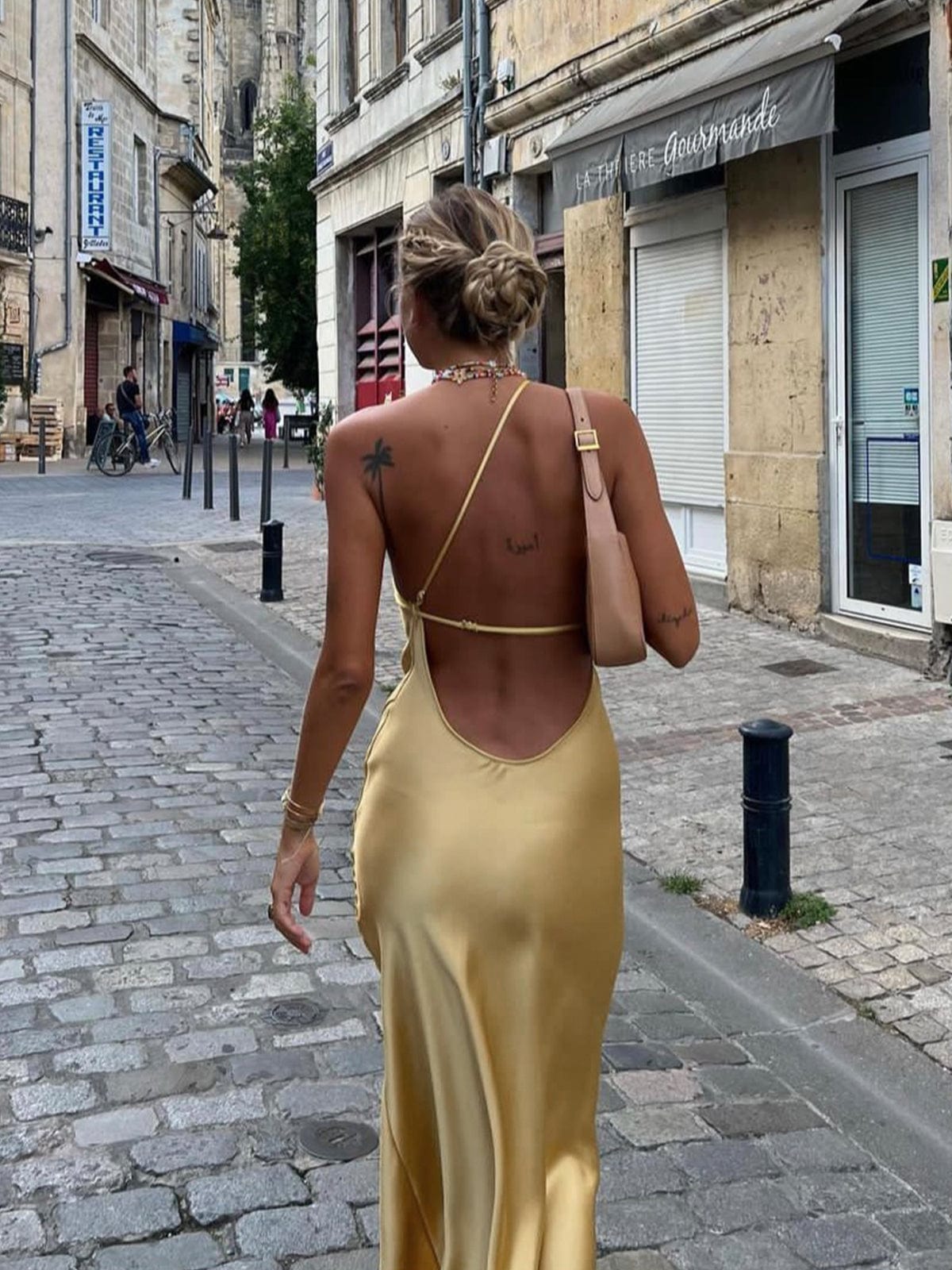 Leonie | Rückenfrei Satin Maxikleid mit zarten Spaghettiträgern – Eleganz & Glamour