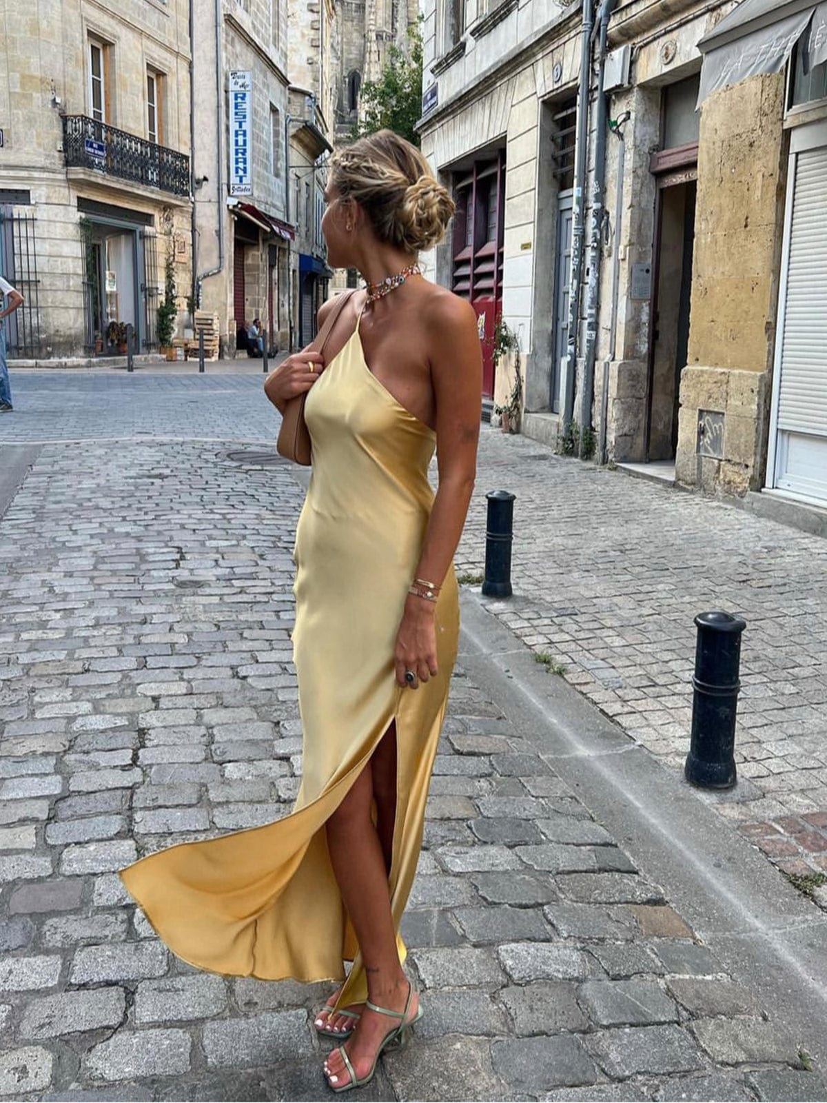 Leonie | Rückenfrei Satin Maxikleid mit zarten Spaghettiträgern – Eleganz & Glamour