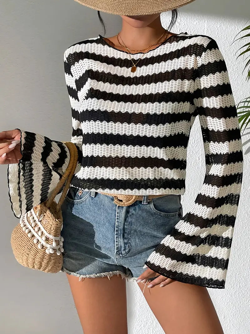 Dana | Elegantes gestreiftes T-Shirt mit Ausschnitt und Glockenärmeln für Frauen