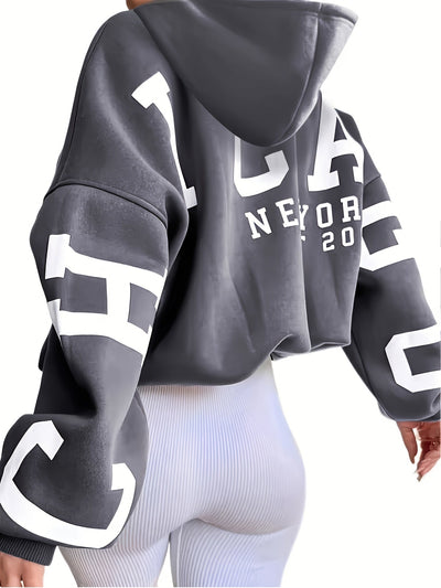 Emilia® | Übergroßer Kapuzenpullover mit Buchstaben-Print und überschnittener Schulter