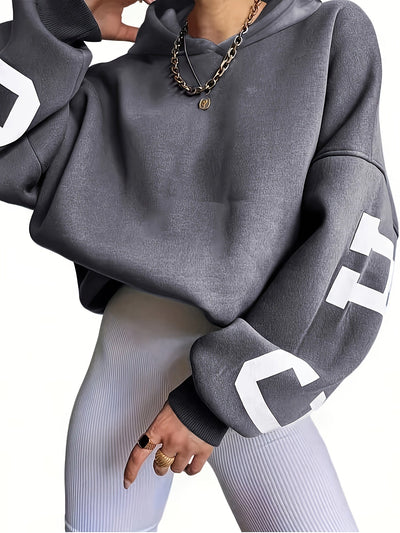 Emilia® | Übergroßer Kapuzenpullover mit Buchstaben-Print und überschnittener Schulter