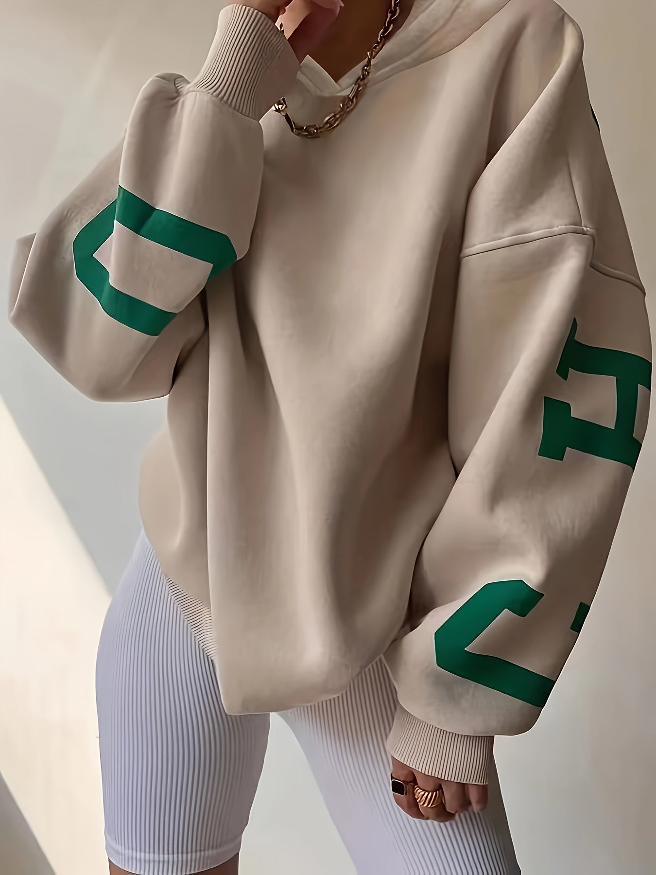 Emilia® | Übergroßer Kapuzenpullover mit Buchstaben-Print und überschnittener Schulter