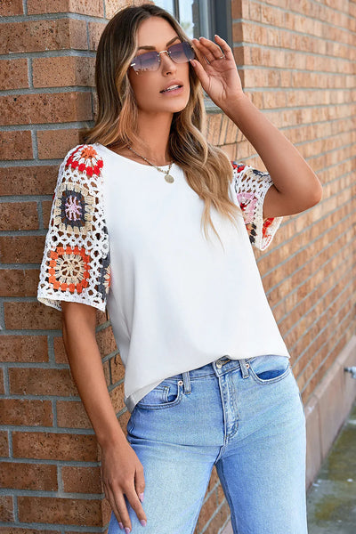 Nerelith – Stilvolles Patchwork-T-Shirt mit Häkelärmeln