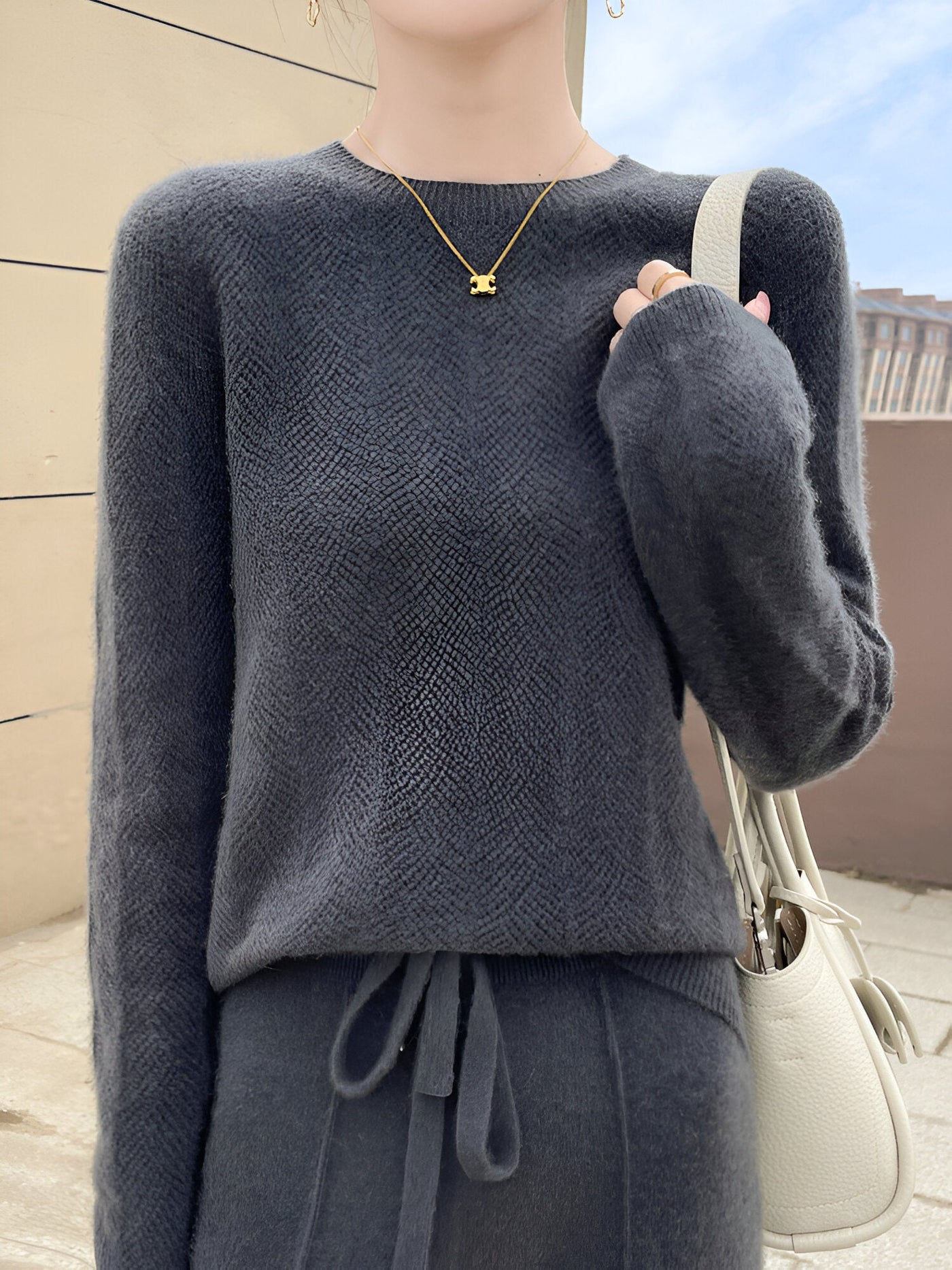 Zora |  Merinowollpullover mit eleganten Aussparungen